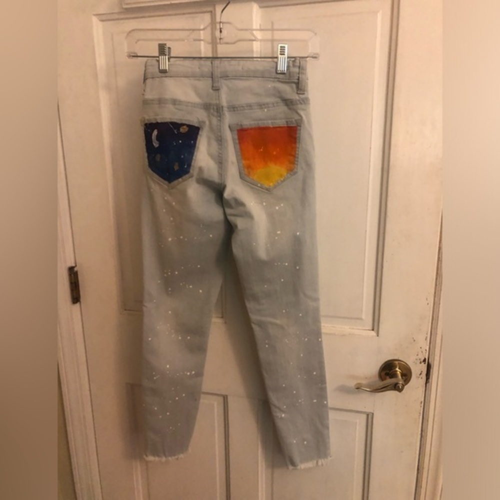 Tractr Blu Jeans Blue Distressed Slim-Fit with graphic design on back pockets